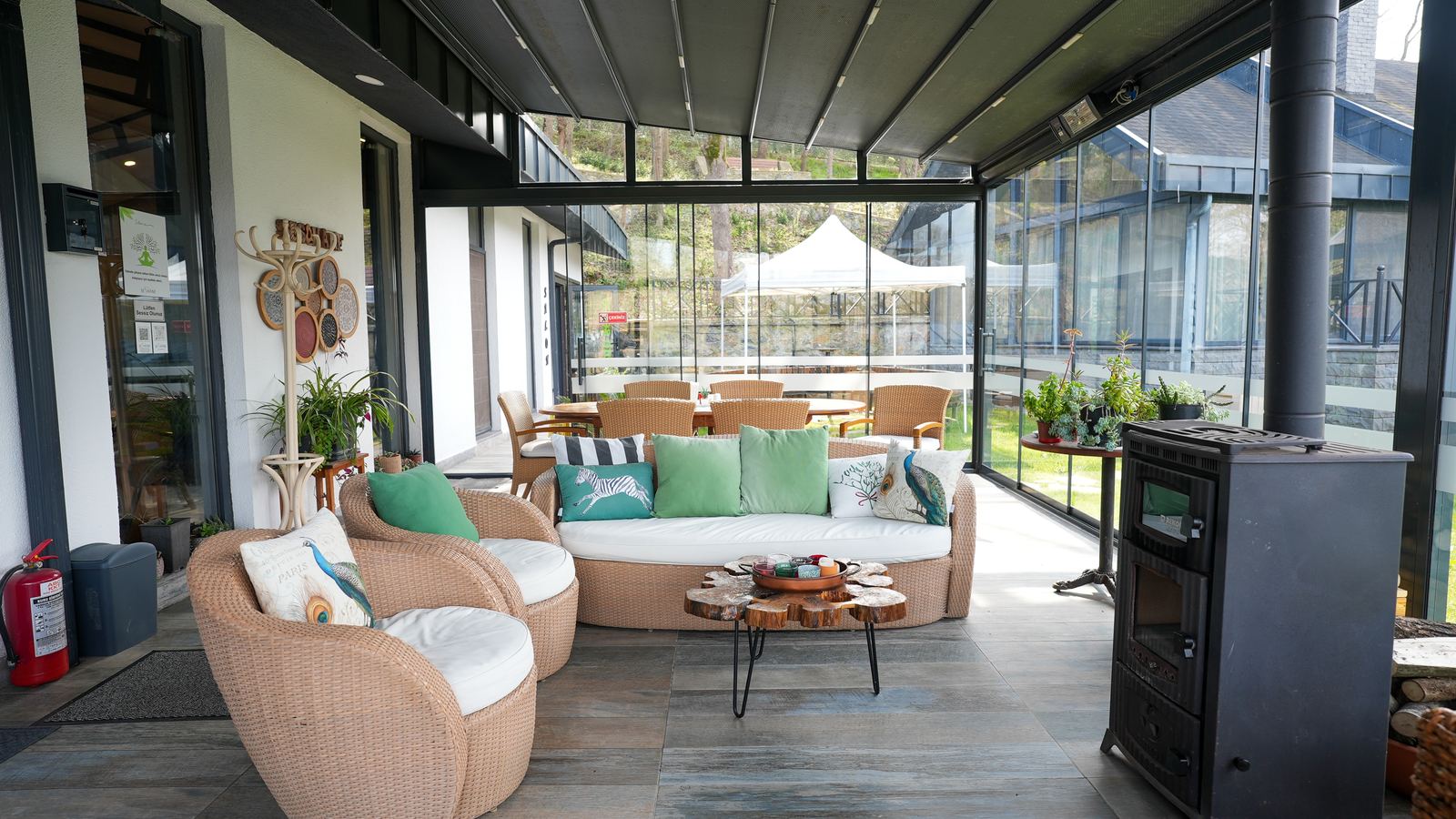Cam teras lounge
